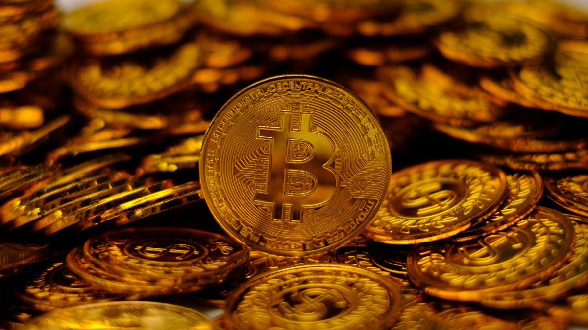 Bitcoin sobe 1,7% e volta a se aproximar da máxima do ano